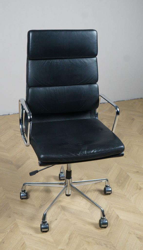 Elegant kontorstol i sort læder med krom armlæn set forfra med justerbar højde og tilt